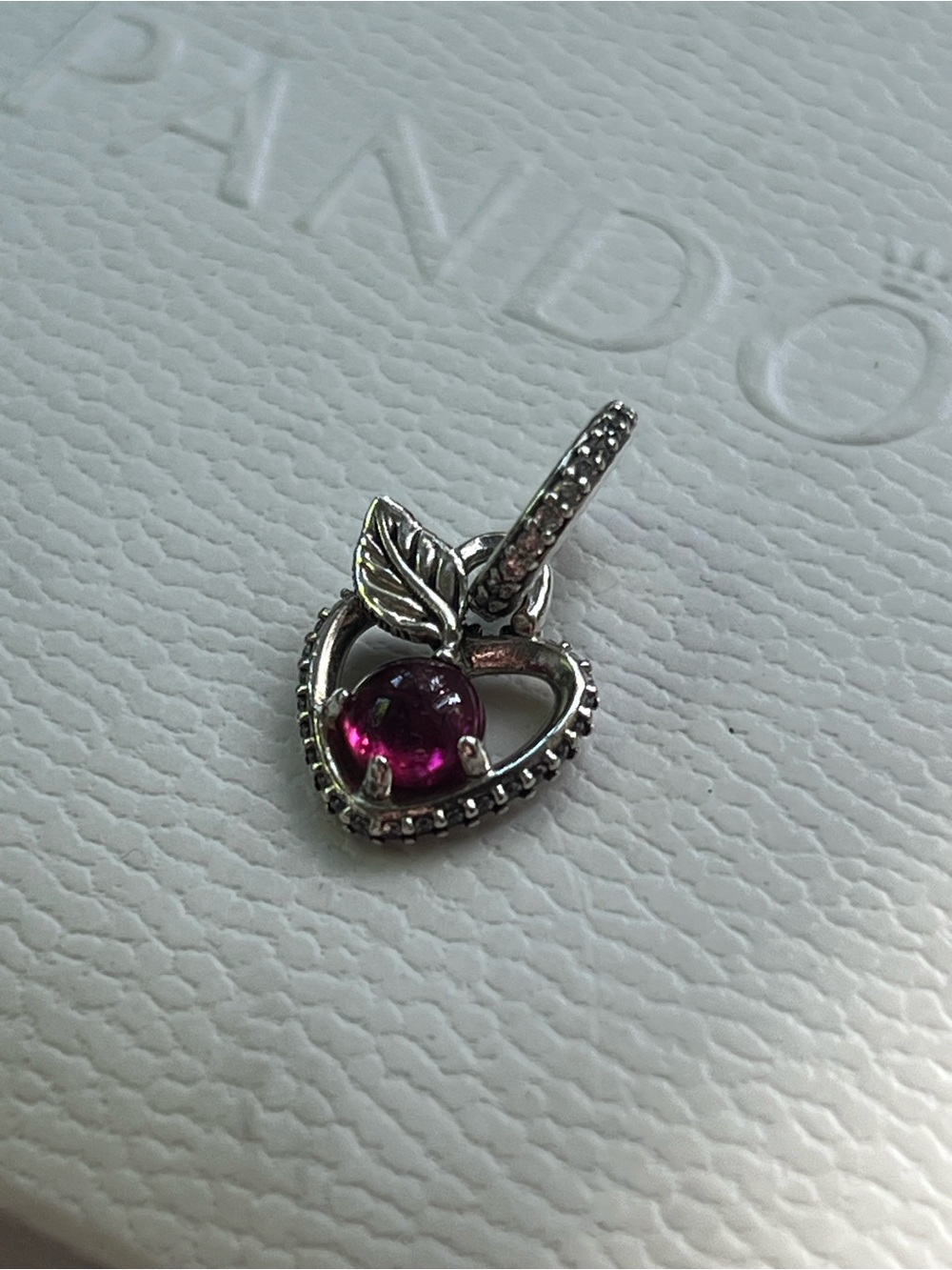 Pandora Snow White Pendant - Picture 1 of 6